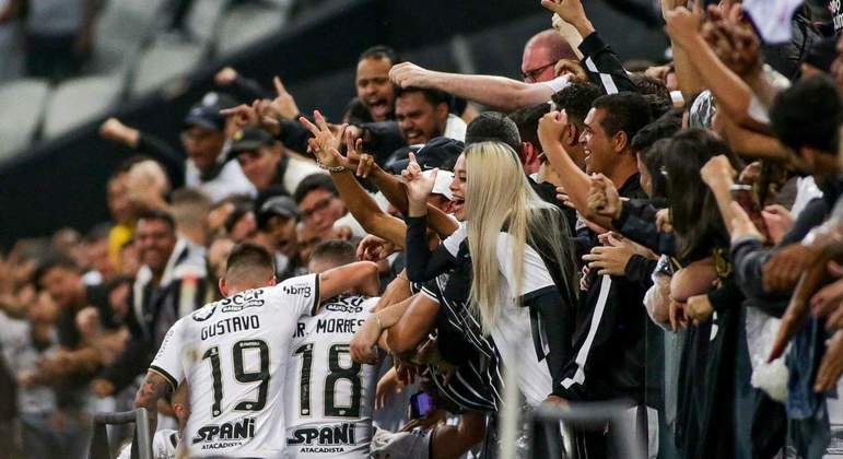 Mosquito e Junior Moraes comemoram gol do Corinthians com a torcida em Itaquera
