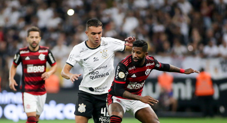 Atacante Giovane, do Corinthians, e lateral Rodinei, do Flamengo, disputam lance no jogo