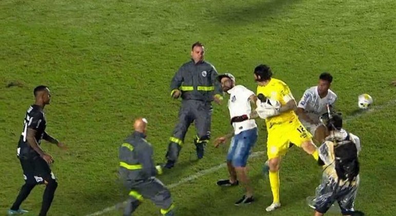 Torcedor santista acertou um chute com a perna esquerda em Cássio. Vila Belmiro será interditada