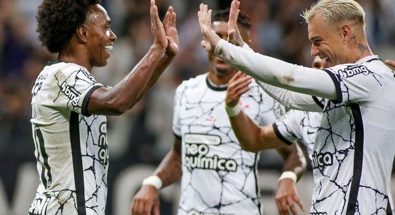 Willian e Róger Guedes comemoram gol em Itaquera