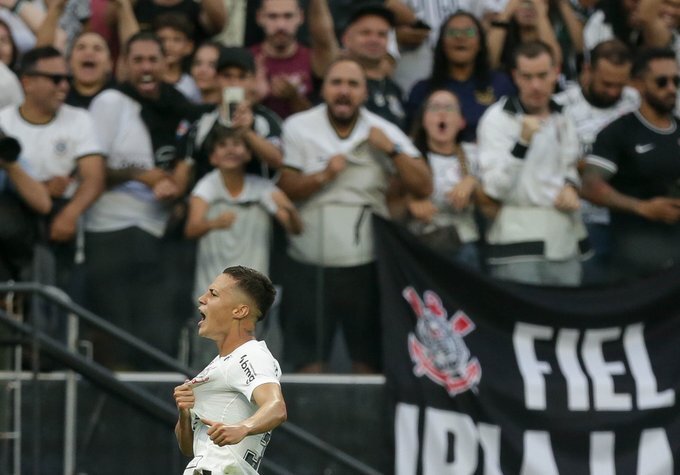 Matheus Araújo 'se apresentando' para a torcida. Primeiro gol como profissional