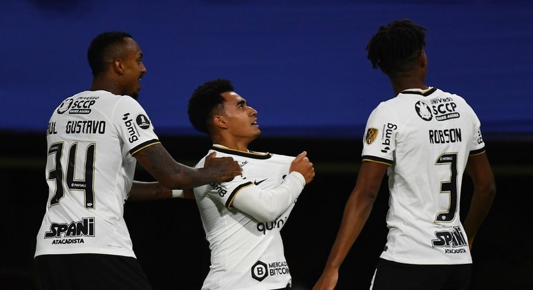Fábio Santos lamenta empate sofrido, mas vê Corinthians em