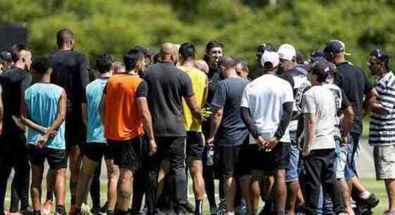 Cássio se explicando para os vândalos. Situação bizarra e comum no Corinthians