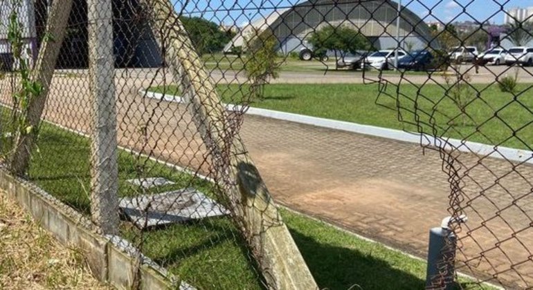 Polícia diz que vândalos usaram alicates o pequena serra para invadir o CT do Corinthians ontem