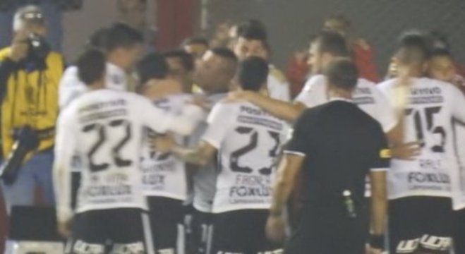 No campo, a celebração dos atletas do Corinthians