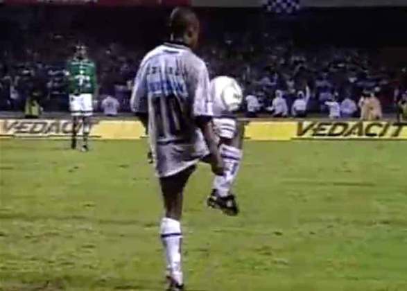 Corinthians — 1999: a última final da década de 90 foi cheia de rivalidade e confusão. O Timão venceu o Palmeiras no primeiro jogo por 3 a 0, encaminhando o título. O segundo jogo terminou 2 a 2 aos 31 do segundo tempo. Isso porque  Edílson provocou o time palmeirense fazendo