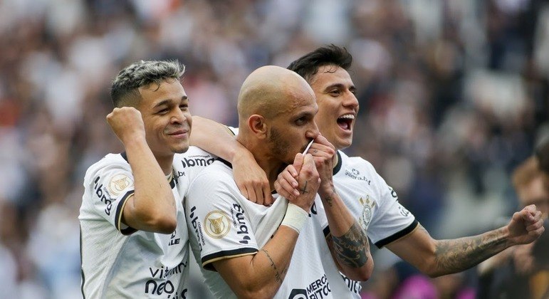 Adson, Fábio Santos e Mantuan comemoram gol na vitória sobre o Goiás