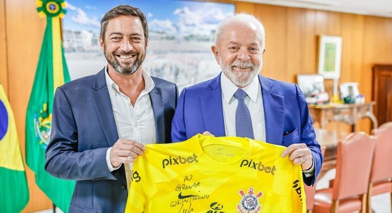 O presidente Lula recebeu de Duilio a camisa do goleiro Cássio. Os dois adiantaram o acordo 'definitivo'