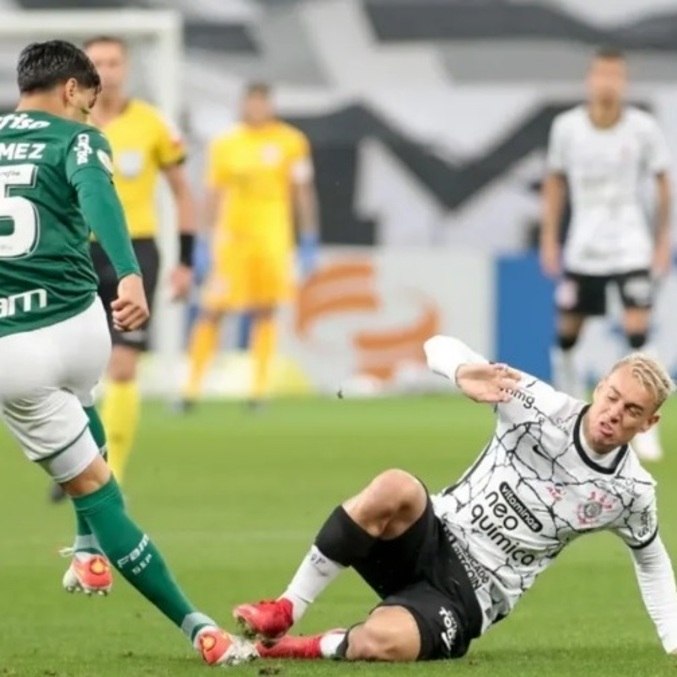 Gustavo Gomez, do Palmeiras, e Róger Guedes, do Corinthians, em clássico