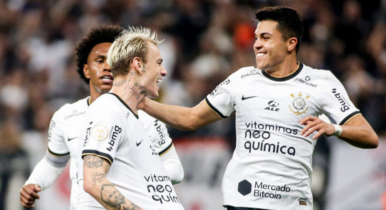 Róger Guedes e Roni comemoram gol do Timão