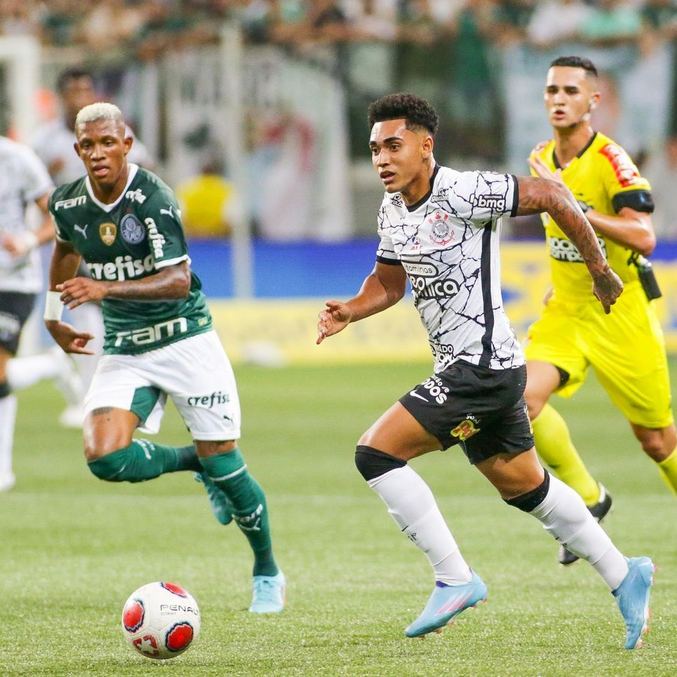 Du Queiroz, do Corinthians, em disputa de jogada com Danilo, do Palmeiras