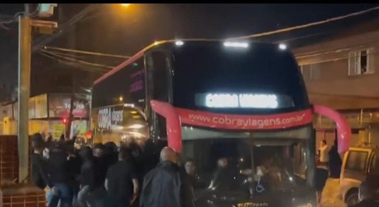 Torcedores organizados cercam o ônibus do Corinthians e ameaçam jogadores, na terça-feira