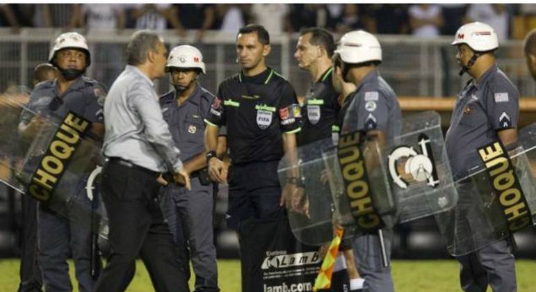 A revolta de Tite, na eliminação do Corinthians para o Boca Juniors. Libertadores de 2013