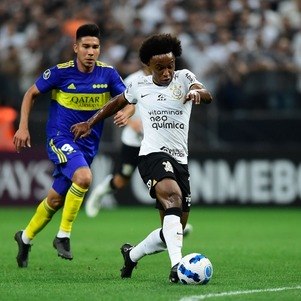 Willian em jogada contra o Boca