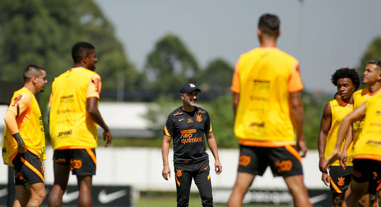 Técnico Vítor Pereira comanda treino no Corinthians