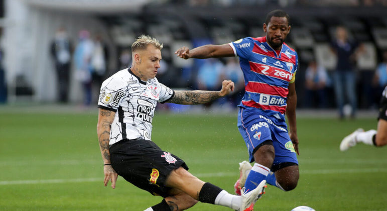 Jogadores de Corinthians e Fortaleza disputam a bola em jogo do ano passado