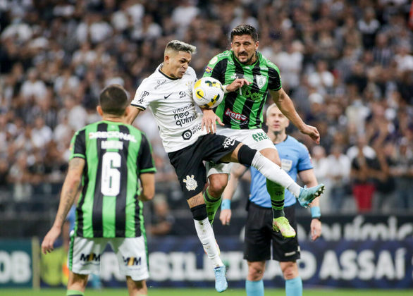 Adson, do Corinthians, e Aloísio, do América-MG, disputam jogada pelo alto em Itaquera