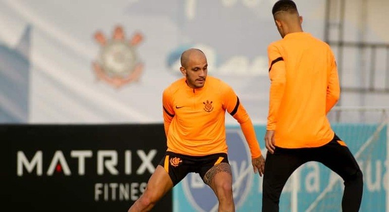 Lateral-esquerdo Fábio Santos e zagueiro João Victor em treino pelo Corinthians