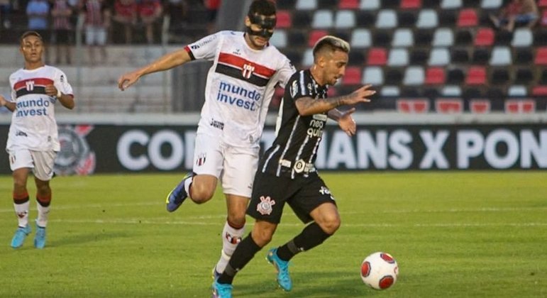 Gustavo Mosquito, do Corinthians, em lance do jogo em Ribeirão Preto