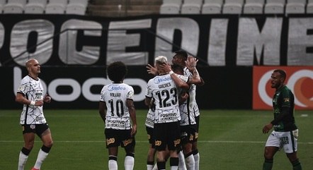 Corintianos comemoram primeiro gol de Giuliano com a camisa do clube