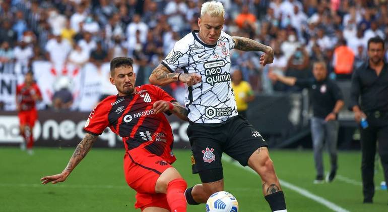 Corinthians vence o Athletico-PR e mantém invencibilidade jogando com apoio da torcida
