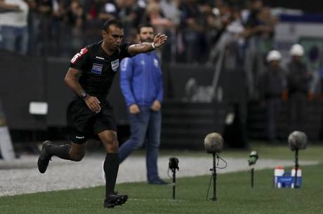 Dewson foi acionado pelo VAR três vezes na partida 