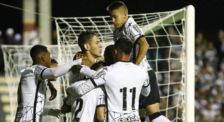 Jogadores do Corinthians comemoram mais um gol na Copinha
