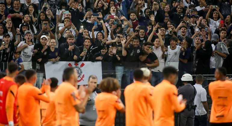 Corinthians em treino aberto recente na Neo Química Arena: força da Fiel Torcida 