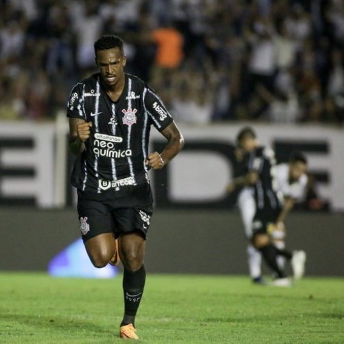 Atacante Jô comemora gol de empate do Corinthians no final do 1º tempo