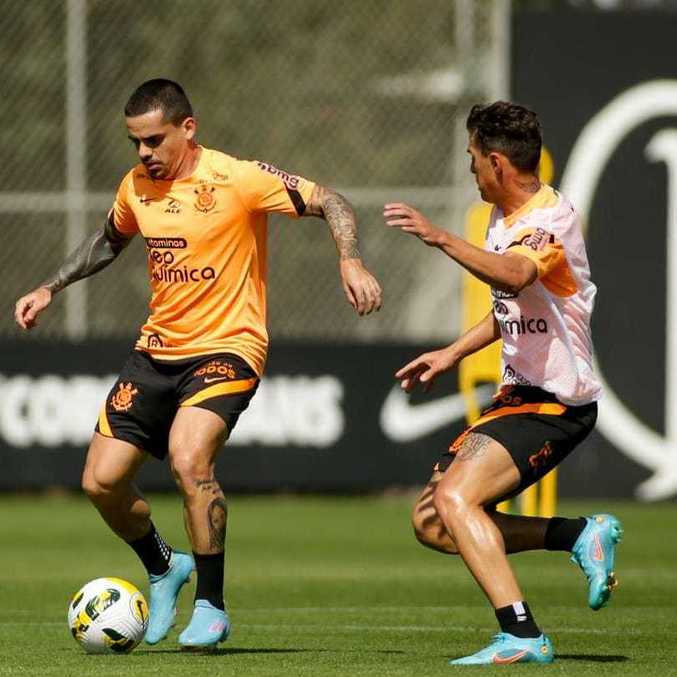 Lateral Fagner (com a bola) em treino do Corinthians; jogador retorna contra o Galo