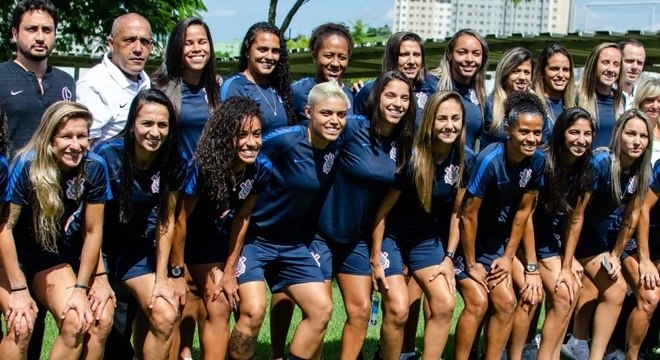 Jogadoras de futebol do Corinthians ganham bolsas de estudo