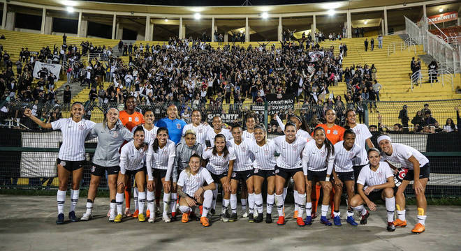 Equipe feminina do Corinthians jogou no Pacaembu neste ano