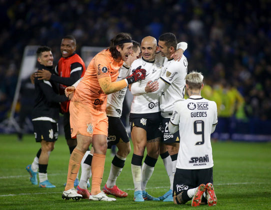 CORINTHIANS - Foi o segundo do Grupo E (9 pontos, 2v, 3e, 1d, 5 gols a favor e 4 contra). Nas oitavas, eliminou o Boca (0 a 0, 0 a 0 e nos pênaltis, 6 a 5). Busca o segundo título (foi campeão em 2012) - Rodrigo Coca/Corinthians