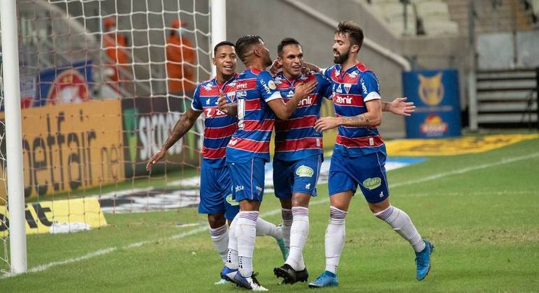 Jogadores comemoram o gol de Robson, no início do primeiro tempo