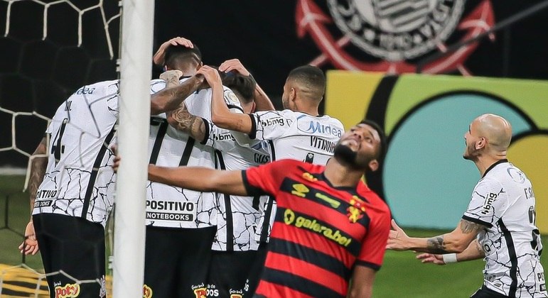 Jogadores do Corinthians comemoram  gol marcado contra o Sport