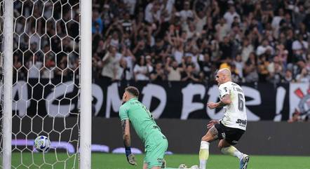 Fábio Santos marcou um dos oito gols da partida