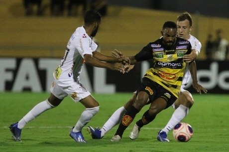 Everaldo disputa a bola com Cléo Silva