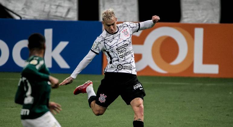 Roger Guedes desequilibra e Corinthians bate Palmeiras no Derby

