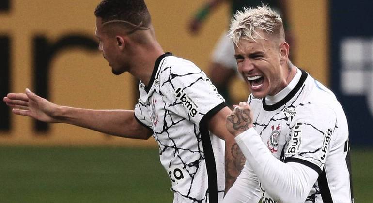 Roger Guedes marcou os dois gols da vitória do Corinthians
