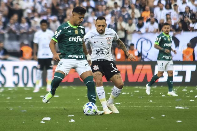Gabriel Menino domina a bola para o Palmeiras sob o olhar de Maicon, do Corinthians