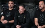 Vanderlei Luxemburgo e sua comissão técnica observam o jogo no banco de reservas