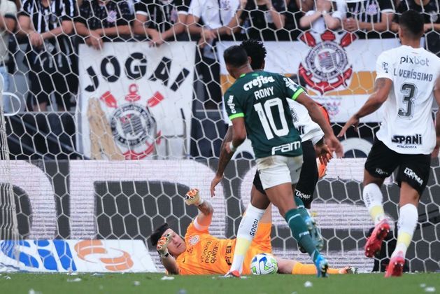 Cássio faz defesa na pequena área e evita o gol do Palmeiras
