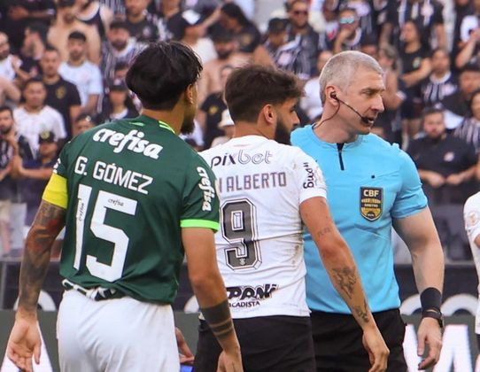 Gustavo Gómez (do Palmeiras), o atacante Yuri Alberto (Corinthians) e o árbitro Anderson Daronco durante lance do primeiro tempo do jogo