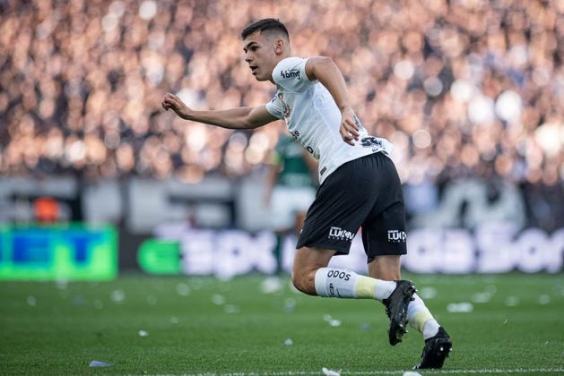 Gabriel Moscardo, do Corinthians, corre para receber a bola. Jogador, de 17 anos, é uma das grandes revelações recentes do Timão