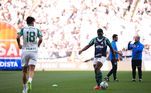 Jogadores do Palmeiras fazem aquecimento antes do início do jogo contra o Corinthians, em Itaquera, em partida da 22ª rodada do Campeonato Brasileiro