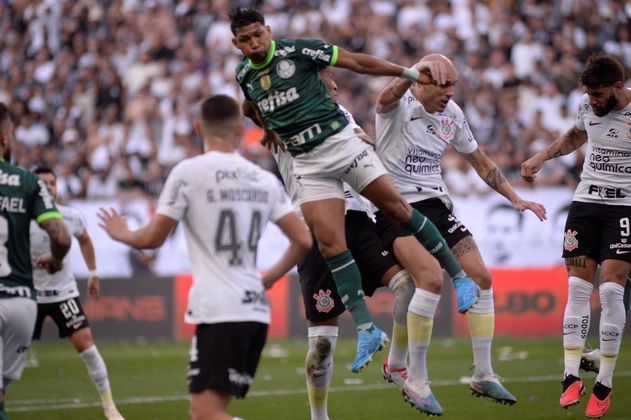 Rony, do Palmeiras, sobe para tentar cabecear a bola