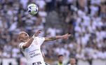 Fábio Santos tenta dominar a bola