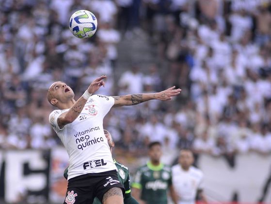 Fábio Santos tenta dominar a bola