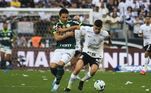 Gabriel Moscardo com a bola sob a marcação de Raphael Veiga