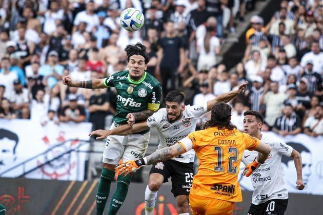 Defesa do Corinthians em ação durante ataque do Palmeiras